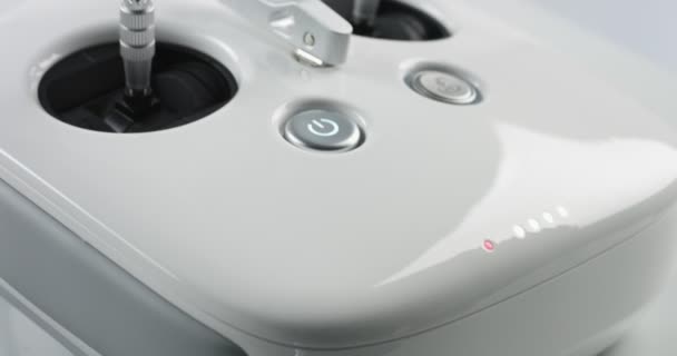 Närbild av fjärrkontrollen till cuadrocopter drone — Stockvideo