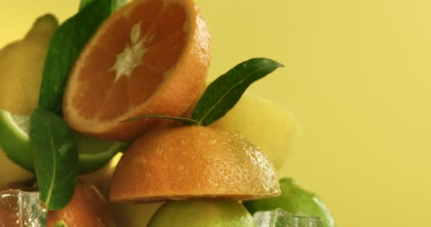 composition de limon, orange et citron vert avec un glaçon allumé 