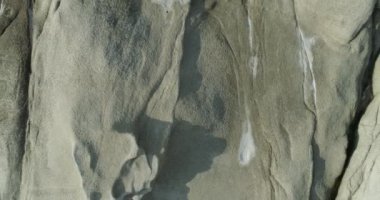 Üstten Görünüm gösteren uçak kayalar ve şeffaf bir hareket içinde bir su bitkileri ile deniz suyu temiz