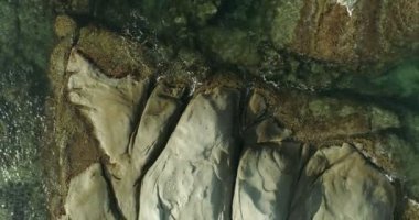 Üstten Görünüm gösteren uçak kayalar ve şeffaf bir hareket içinde bir su bitkileri ile deniz suyu temiz