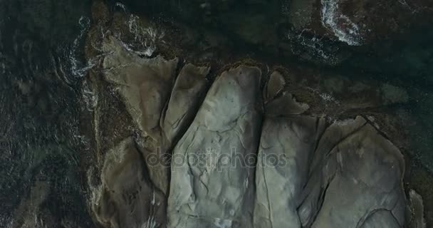 Вид зверху, що показує скелі літака і прозора чиста морська вода з водяними рослинами, що рухаються в ній — стокове відео