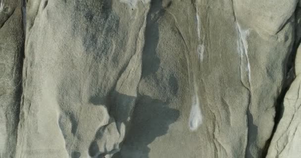 Ansicht von oben mit flachen Felsen und einem transparenten, sauberen Meerwasser, in dem sich Wasserpflanzen bewegen — Stockvideo