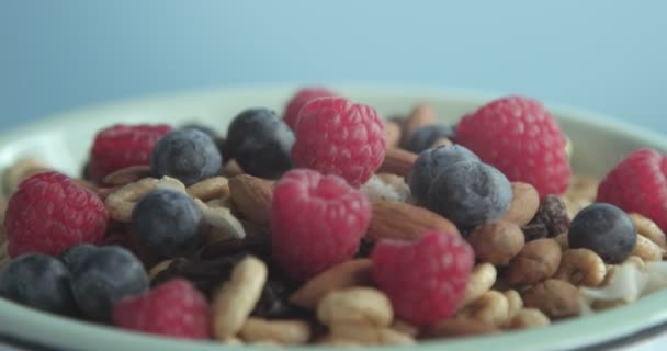 Beim Einschalten einer Schüssel mit Cornflakes-Ringen, die eine Milch porieren — Stockvideo