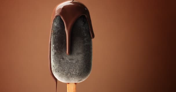 Glace au chocolat sur un bâton et chocolat liquide couvert. Différentes textures de chocolat — Video