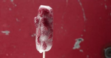 dondurulmuş dondurma çilek ile. Sulu dondurma el yapımı