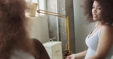 kaç afro kabarık saçlı genç karışık ırk kadın bir kahvaltı mutfak vardır.