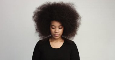beuayt siyah kadın büyük bir afro saçlı gülen ve saçlarını dokunmadan eğleniyor