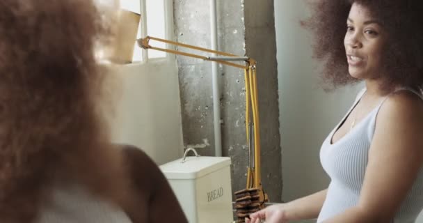 Pareja de jóvenes de raza mixta mujer con afro pelo grande tiene un desayuno en la cocina — Vídeo de stock