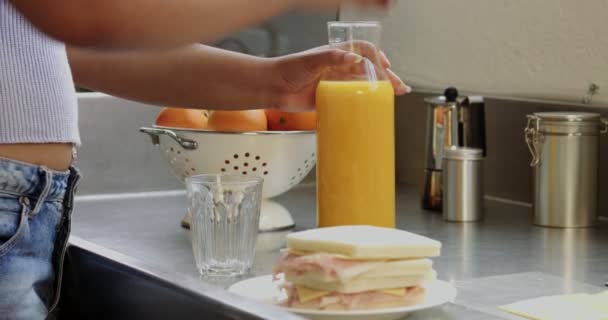 Pareja de jóvenes de raza mixta mujer con pelo afro tiene un desayuno en la cocina — Vídeo de stock