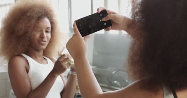 Ζευγάρι γυναίκα να διασκεδάσουν κάνοντας μια φωτογραφίες για τα social media και να διασκεδάσετε θέτοντας με σάντουιτς — Αρχείο Βίντεο