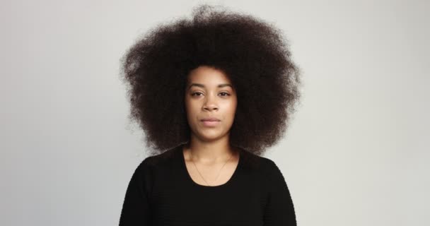 Beuayt черная женщина с огромными африканскими волосами весело улыбаясь и трогая ее волосы — стоковое видео