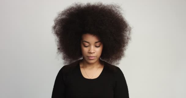 Beuayt schwarze Frau mit einem riesigen Afro-Haar hat Spaß lächelnd und ihr Haar berühren — Stockvideo