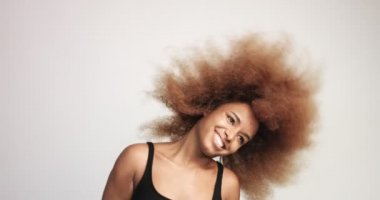 büyük bir afro saçlı eğlence gülümseyen ve dans beuayt siyah kadın