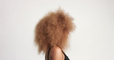 beuayt siyah kadın büyük bir afro saçlı gülen ve saçlarını dokunmadan eğleniyor
