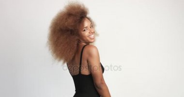 beuayt siyah kadın büyük bir afro saçlı gülen ve saçlarını dokunmadan eğleniyor