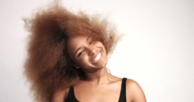 büyük bir afro saçlı eğlence gülümseyen ve dans beuayt siyah kadın