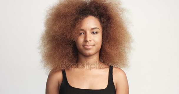 Beuayt zwarte vrouw met een enorme afro haar plezier glimlachend en het aanraken van haar haren — Stockvideo