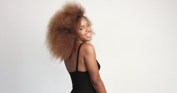 Beuayt mulher negra com um enorme cabelo afro se divertindo sorrindo e tocando seu cabelo — Vídeo de Stock