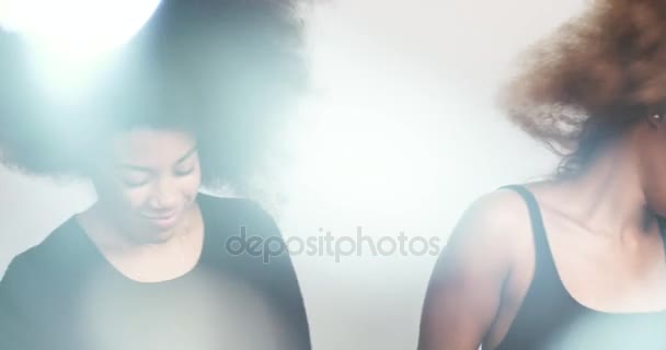 Paar schwarze Frauen mit riesigen Afro-Haaren tanzen und schütteln die Köpfe — Stockvideo