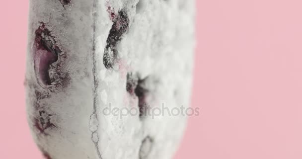 Ежевика замороженный соус сорбет мороженое в палочке — стоковое видео