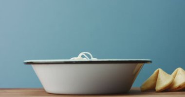 el ile bir Asya mans sopa Pirinç Noodle deneyin bir başka bir kişi izin vermeyin.