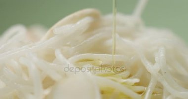 Pirinç Noodle üzerinde dökme zeytinyağı