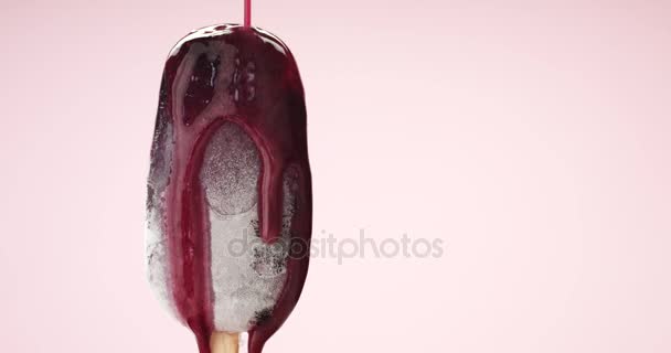 Ежевика замороженный соус сорбет мороженое в палочке — стоковое видео