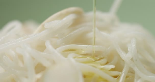 Olio d'oliva versato su tagliatelle di riso — Video Stock