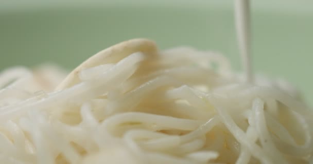 Kokosmilch auf Reisnudeln gießen — Stockvideo