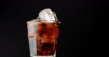 cam buz ve limon slayt ve kola. Rom kola, taze içki, buz küpleri ve kabarcıklar