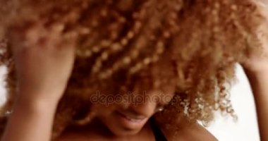 siyah karışık ırk kadın kıvırcık sarışın saçları dokunur