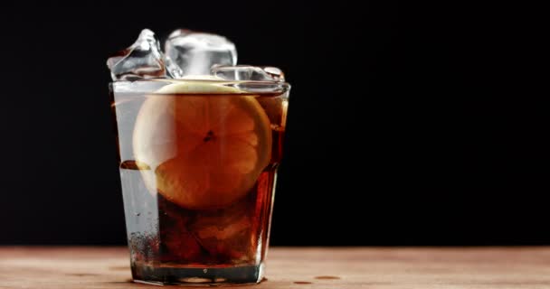 Üveg jégkockával, citrom dia és cola. ROM cola, friss ital, jégkocka, buborékok — Stock videók
