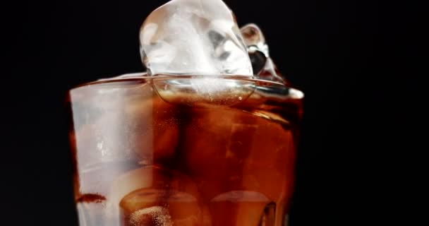 Glass with ice cubes and lemon slide and cola. rom cola, fresh drink, ice cubes and bubbles — Stock Video