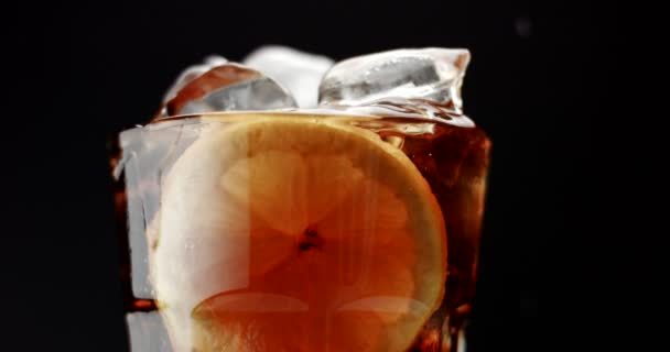 Üveg jégkockával, citrom dia és cola. ROM cola, friss ital, jégkocka, buborékok — Stock videók