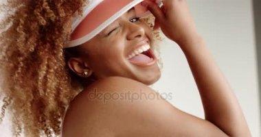 dans ve gülümseyen güzellik siyah kadın closeup