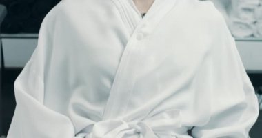 salonda Kafkas kadın ile profesyonel kuaför saç tedavi vardır.