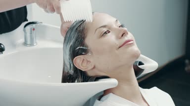 salonda Kafkas kadın ile profesyonel kuaför saç tedavi vardır.