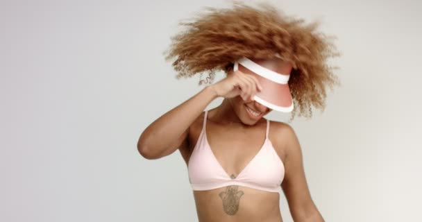 Svart blandad ras kvinna i bikini och sun visor Dans i studio — Stockvideo