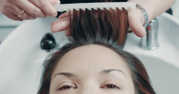 Mujer caucásica en el salón tiene un tratamiento para el cabello con peluquería profesional . — Vídeo de stock