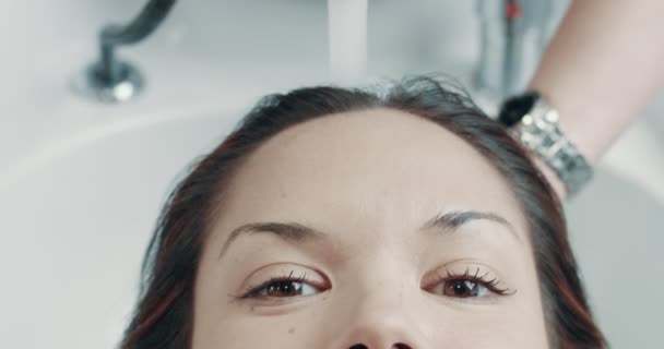 Mujer caucásica en el salón tiene un tratamiento para el cabello con peluquería profesional . — Vídeo de stock