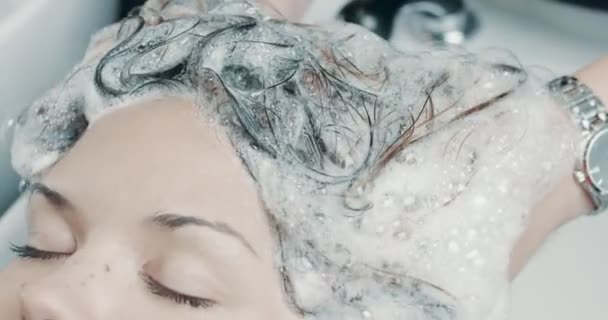 在沙龙的白种人女人有专业美发师的头发治疗. — 图库视频影像