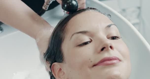 Mujer caucásica en el salón tiene un tratamiento para el cabello con peluquería profesional . — Vídeos de Stock