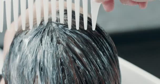 Kaukázusi nő a szalon professzionális fodrász haj kezelés van. — Stock videók