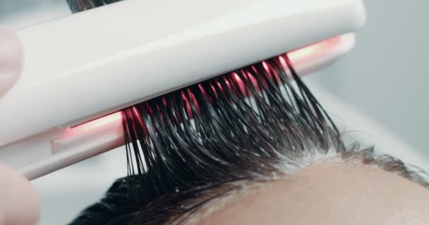 Infraröd hårbehandling. professionella hårvårdsprodukter i salong — Stockvideo