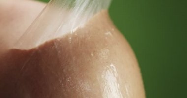 ikinci bir cilt closeup atın. Cilt tedavi sonrası cilt maskesi Portre al