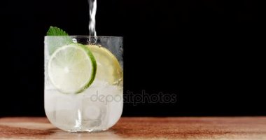 kokteyl closeup. Mojito, tonik su nane ve limon ve kireç ve buz küpleri ile