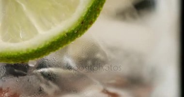 kokteyl closeup. Mojito, tonik su nane ve limon ve kireç ve buz küpleri ile