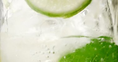 kokteyl closeup. Mojito, tonik su nane ve limon ve kireç ve buz küpleri ile
