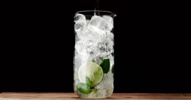 kokteyl closeup. Mojito, tonik su nane ve limon ve kireç ve buz küpleri ile