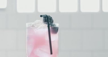 pembe limonata veya kokteyl ışığında kendi ekseninde dönerek çubuk